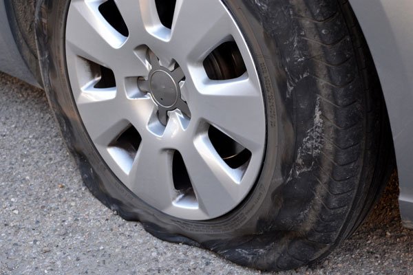 Pneu crevé sur une voiture en panne