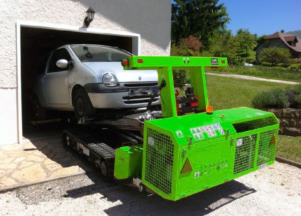 Voiture en panne sortie d’un garage en sous-sol
