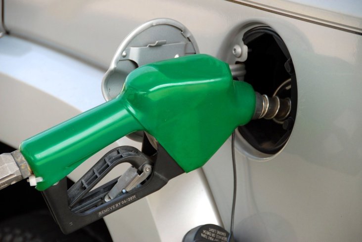 Pistolet de pompe à carburant dans le réservoir d’une voiture